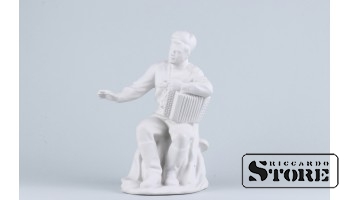 Статуэтка, Бисквит,Солдат Василий Тёркин , Рига, Рижская фарфоровая фабрика, 1950-е годы, 20 см
