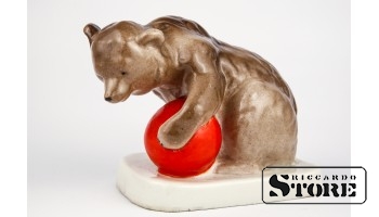 figūriņa lācis ar bumbu. Rīgas porcelāna fabrika, 1950tie gadi, 9 cm