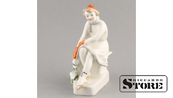 Statuette At the rink. Riga porcelain factory, model - Oksana Zhnruprup, 1960s, 14.5 cm