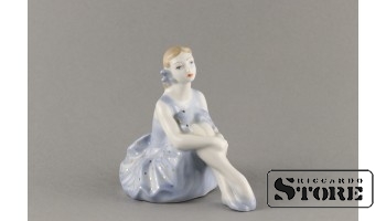 статуэтка, Балерина, фарфор, Рига , Рижская фарфоровая фабрика, автор модели - Римма Панцеховская, 50-е годы , 11.5 см