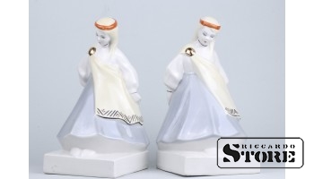 cтатуэтка,букенды- девушки в народных костюмах, фарфор, Рига , Рижская фарфоровая фабрика,автор модели - Регина Каркунова, 50-е годы , 21 см