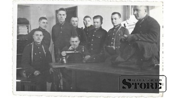 Старинная открытка "Совместная группа сапожников и портных с сапожником мастером Гайлис"
