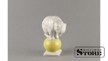 статуэтка,Медведь на шаре, Рига , Рижская фарфоровая фабрика, 50-е годы , 11 см,