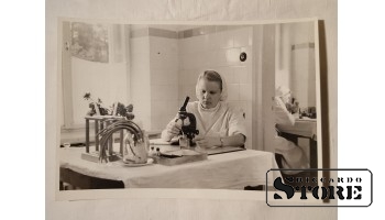 Фото В. Гайлиса 23,5×16,5 см. В лаборатории районной больницы. Балви. Подпись автора.