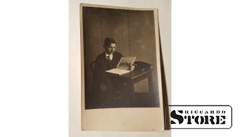 Мужчина читает книгу. Довоенная Латвия