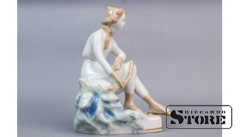 Статуэтка на катке, фарфор, Рига, Рижская фарфор-фаянсовая фабрика, автор Оксана Жникруп, 1947-1968 год, высота 14,5 см