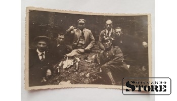 Айзсарг пьет пиво. Довоенная Латвия
