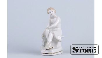 Статуэтка, На катке, фарфор, Рига , Рижская фарфоровая фабрика, автор модели - Оксана Жникруп, 60-е годы , 14.5 см