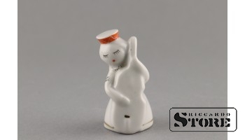 Figūriņa, Meitene no ansambļa ar kontrabasu, porcelāns, Rīga, Rīgas porcelāna rūpnīca, modeļa autors - Levons Agadžanjans, 1960tie gadi, 6.1 cm, 1. šķira