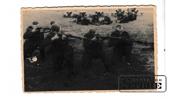 Старинная открытка "Солдаты на учениях" CSA71
