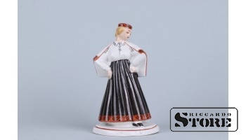 Statuette, Girl in national costume, porcelain, Riga, Riga porcelain factory, 1940s, 14.5 cm