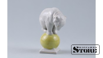 статуэтка,Медведь на шаре, Рига , Рижская фарфоровая фабрика, 50-е годы , 11 см,