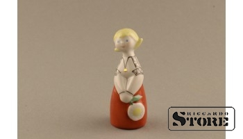 статуэтка, Девочка с ромашкой, фарфор, Рига , Рижская фарфоровая фабрика, автор модели - Айна Меллупе, 70-Е ГОДЫ , 7.7 см