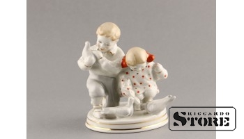 Figūriņa, Bērni ar baložiem, porcelāns, Rīga, Rīgas porcelāna rūpnīca, modeļa autors - Bolzan-Golembovskaja, 1950tie gadi, 12 cm